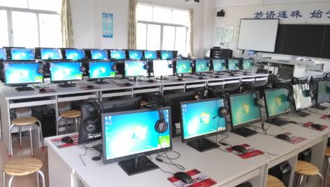 ***学校 电脑室